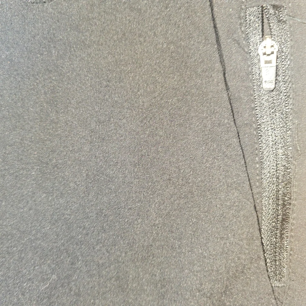 DKNY Essential Tech Men's Black Shorts, Size 36 - Picture 4 of 6